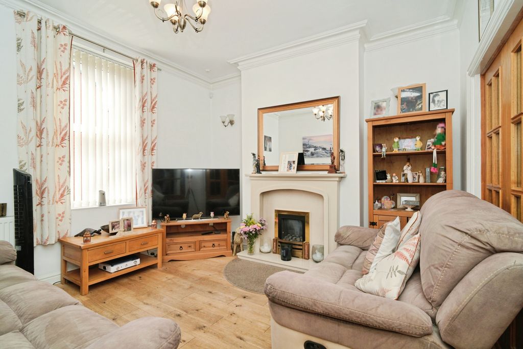 Property photo 3 of 15 Lounge