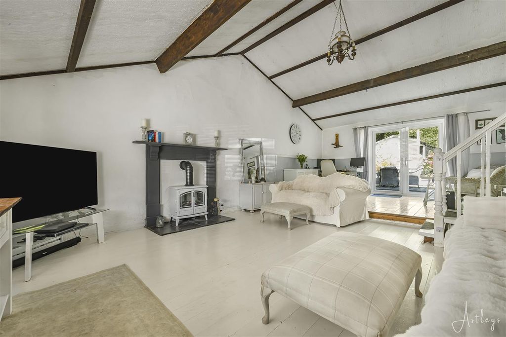 Property photo 2 of 33 Sitting Room