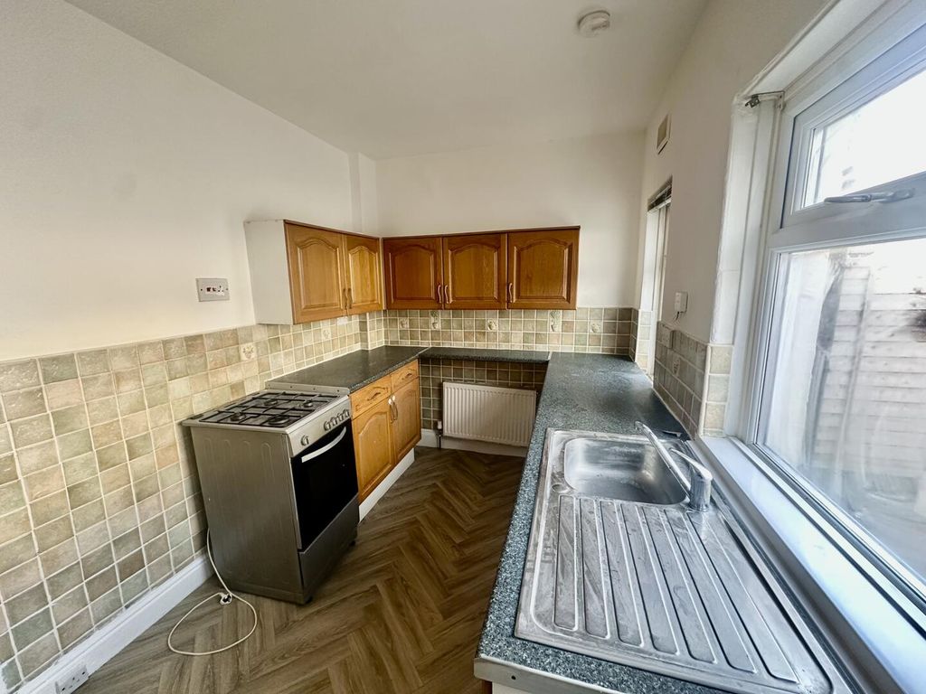 Property photo 3 of 8 Kitchen