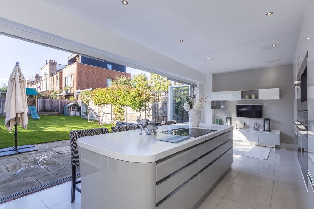 Property photo 2 of 25 9-Coppetts-Road-0010