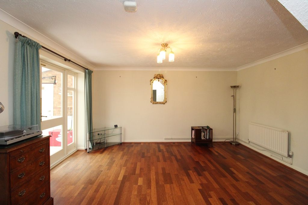 Property photo 3 of 16 Lounge