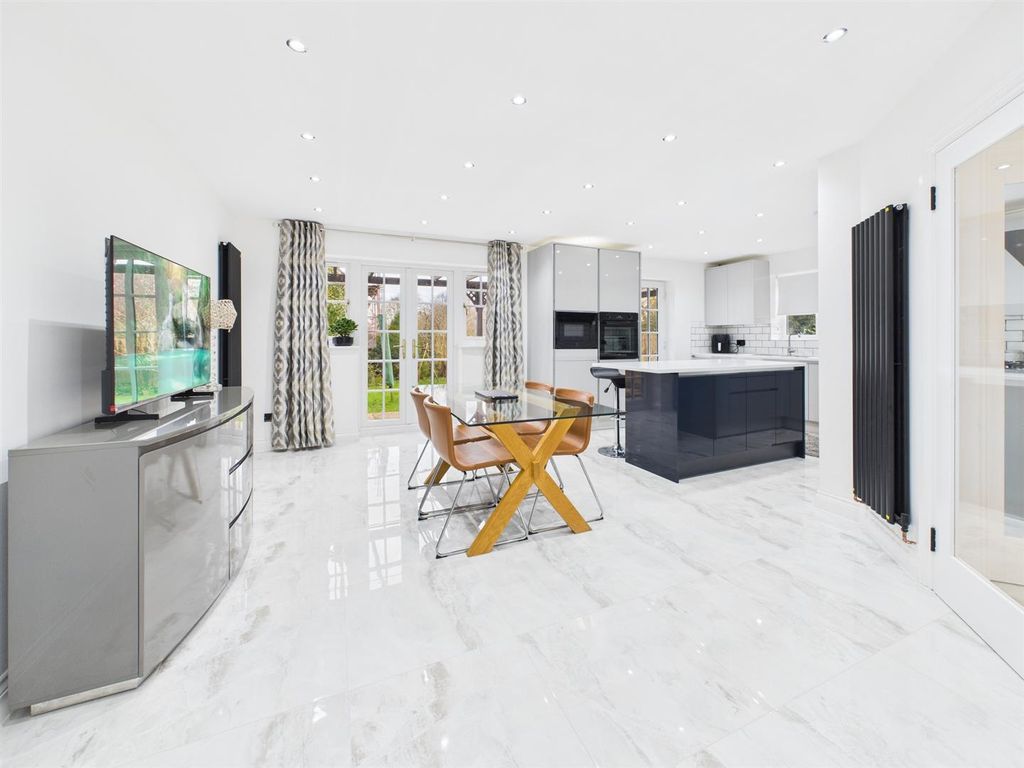 Property photo 2 of 17 Cam05510G0-Pr0142-Still011.Jpg