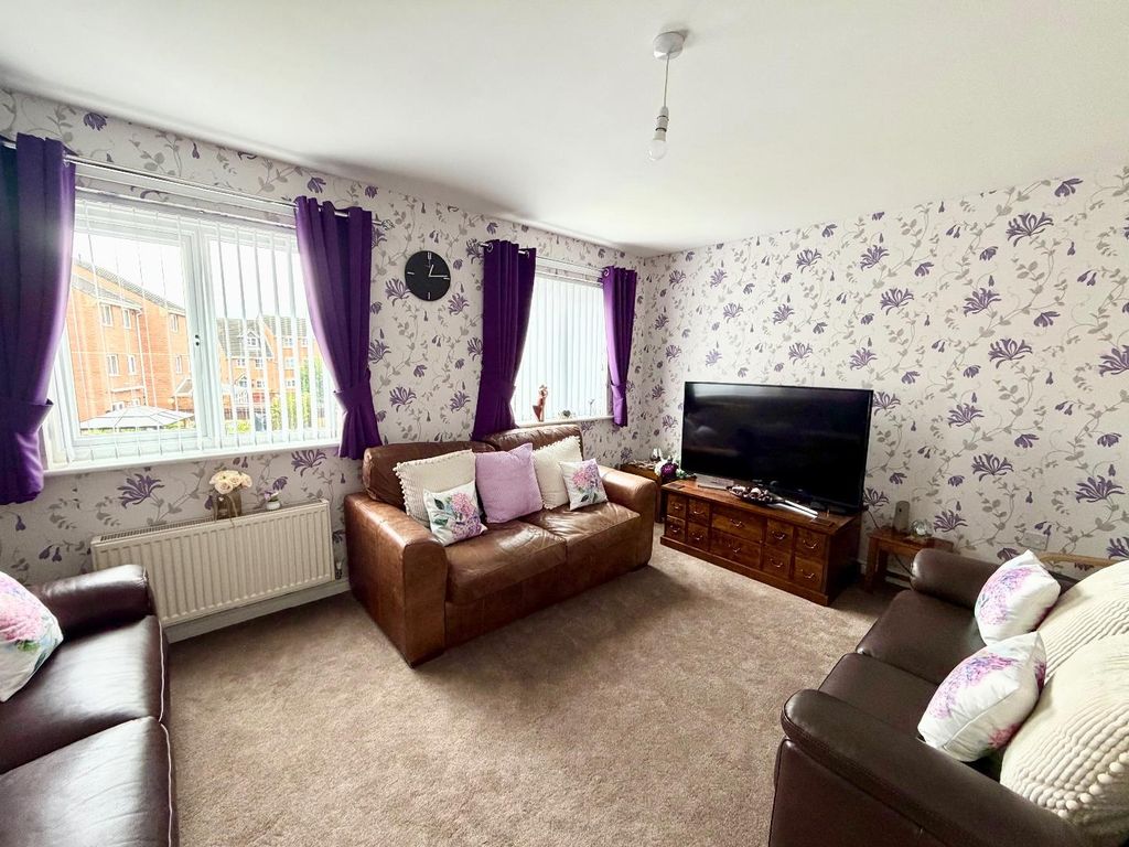 Property photo 2 of 11 Lounge