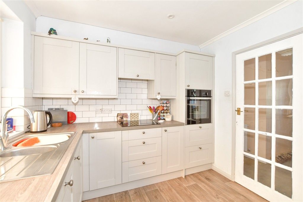 Property photo 3 of 11 Kitchen