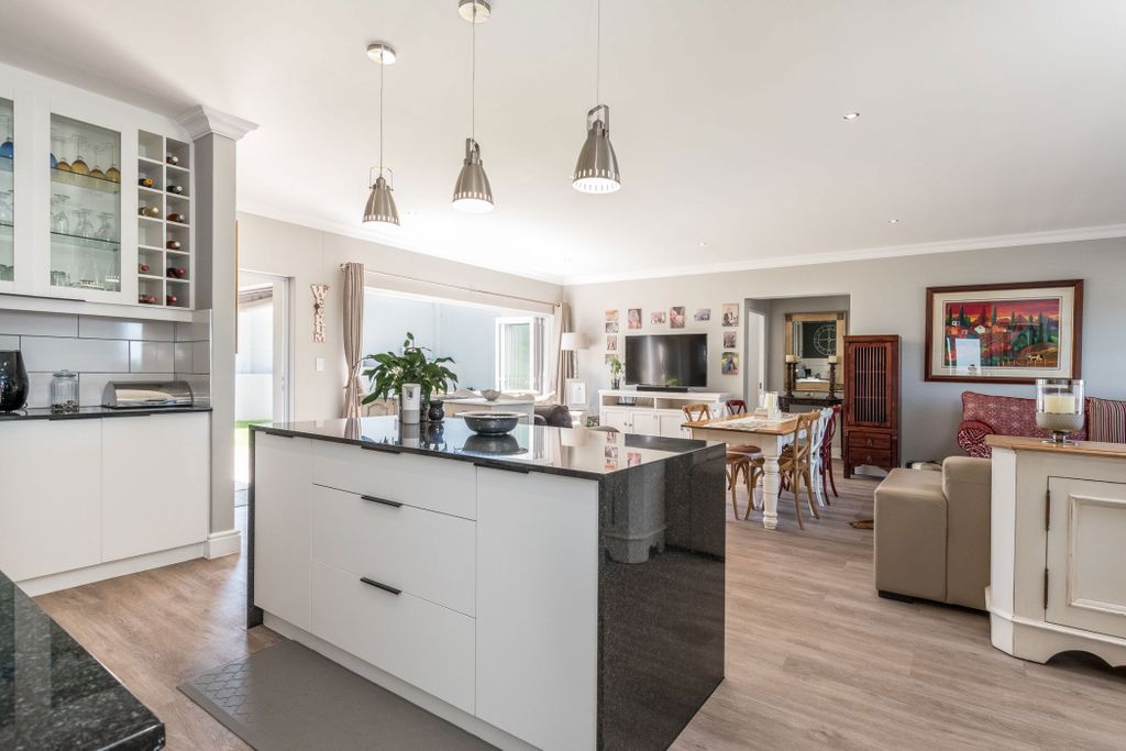 Property photo 2 of 28 1Bc1698068