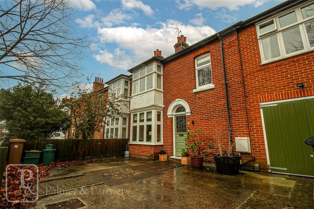 Property photo 1 of 17 External