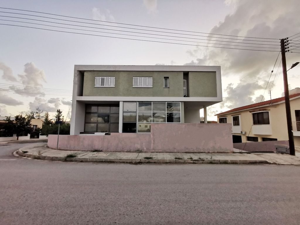 Property photo 1 of 12