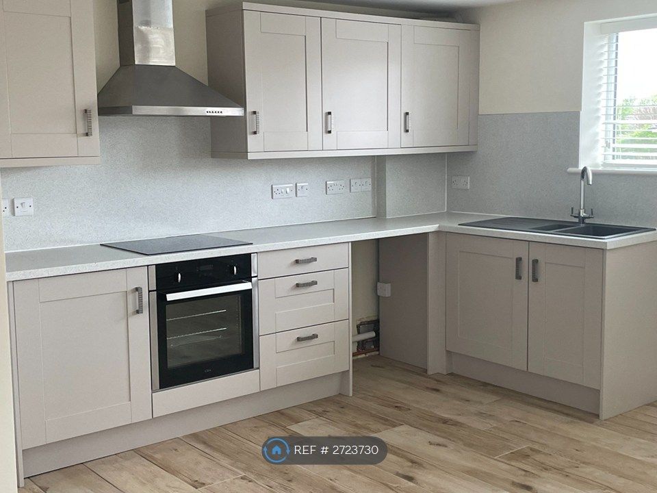 Property photo 2 of 11 Fitted Kitchen