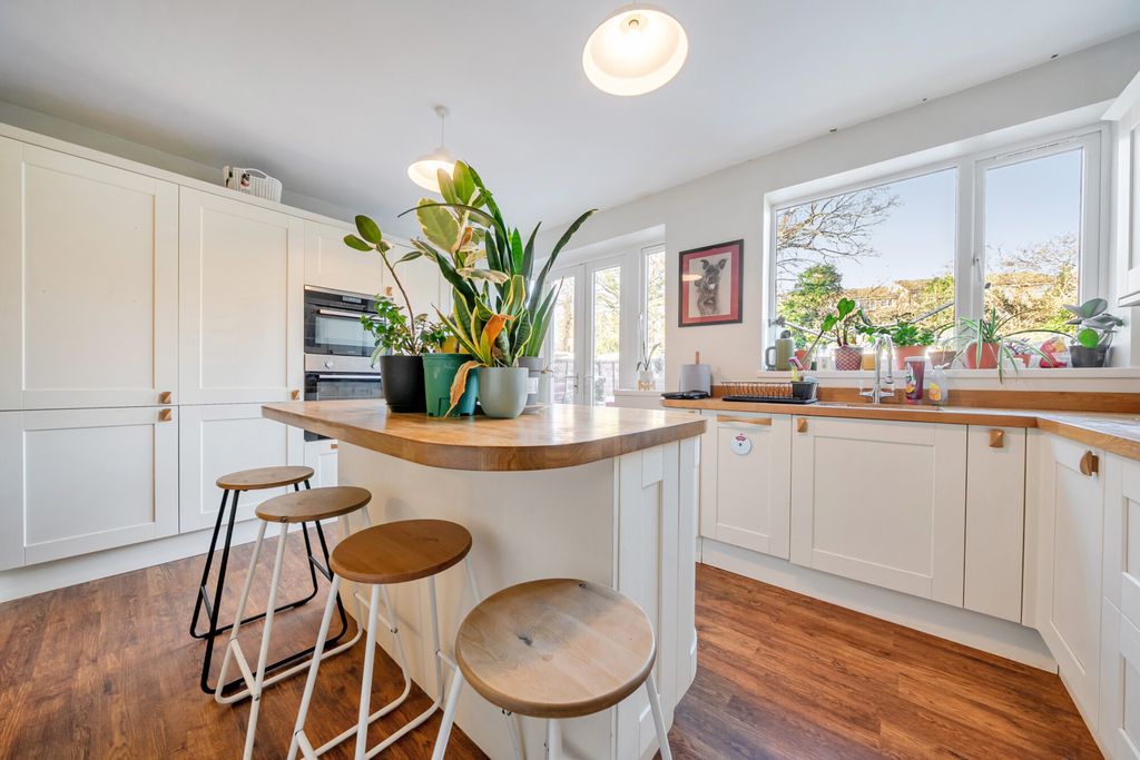 Property photo 3 of 16 1385093-7-695Bbcc...