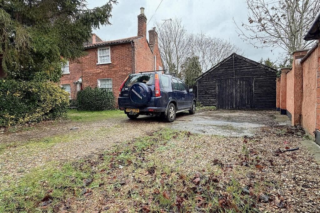 Property photo 1 of 19 Outside - Front