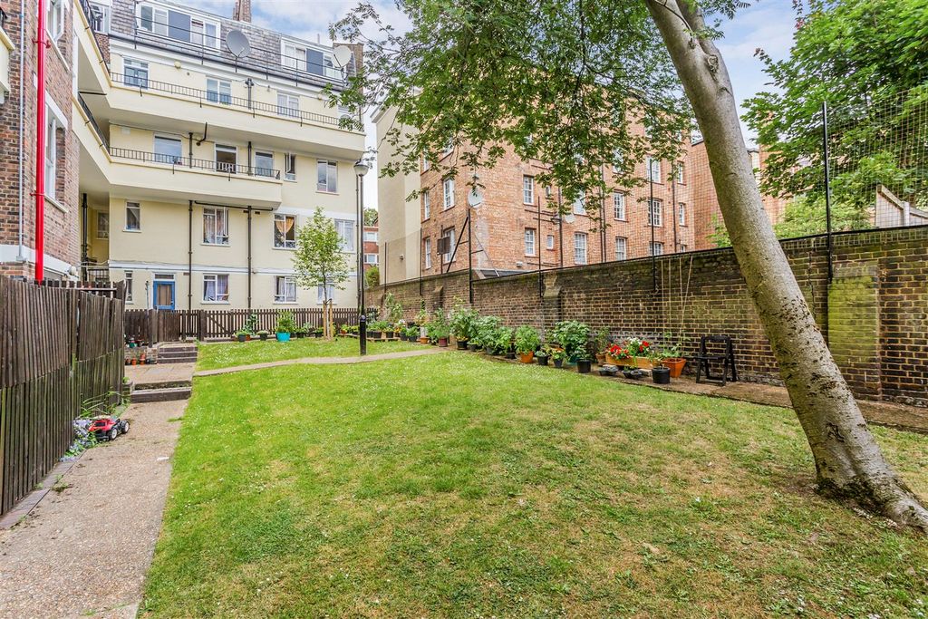 Property photo 3 of 8 Shared Garden