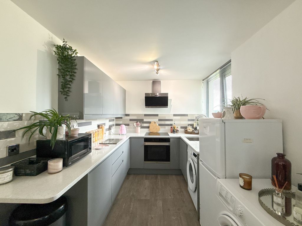 Property photo 1 of 11 Kitchen