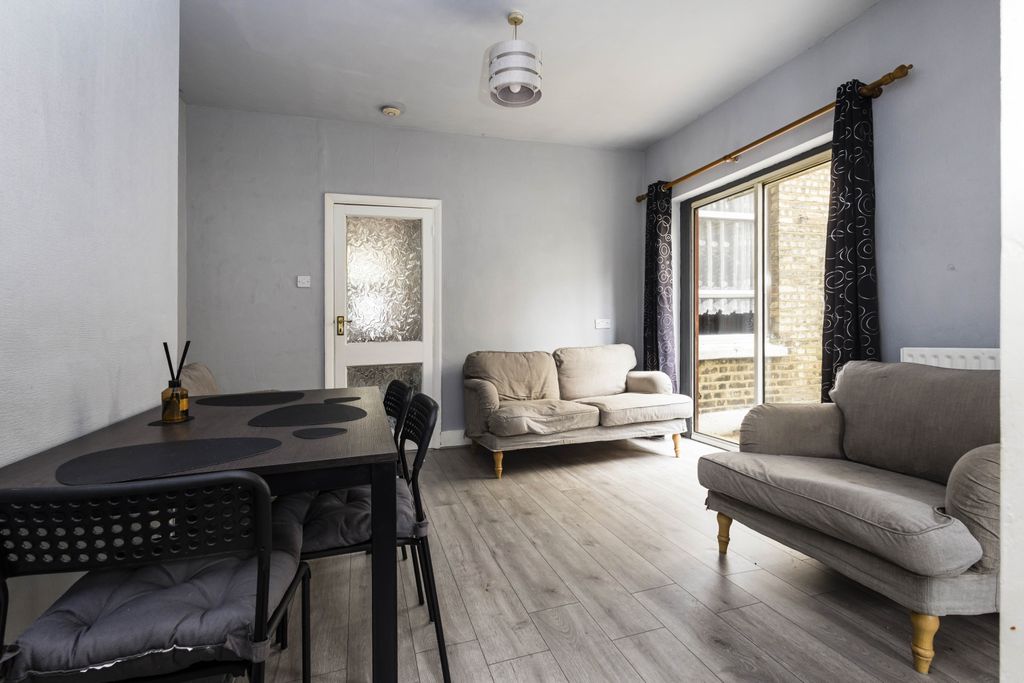 Property photo 2 of 10 16A Ravenshurst Ave-5-Edit