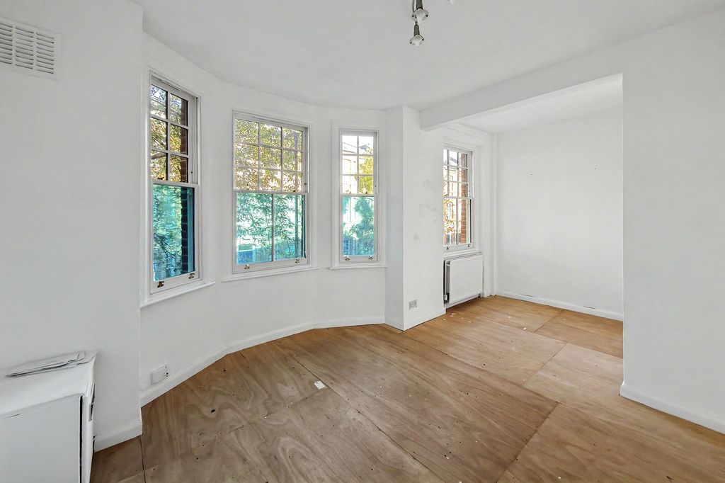 Property photo 2 of 17 Flat B, 23 Morat Street, Stockwell, London, Sw9 0Rj