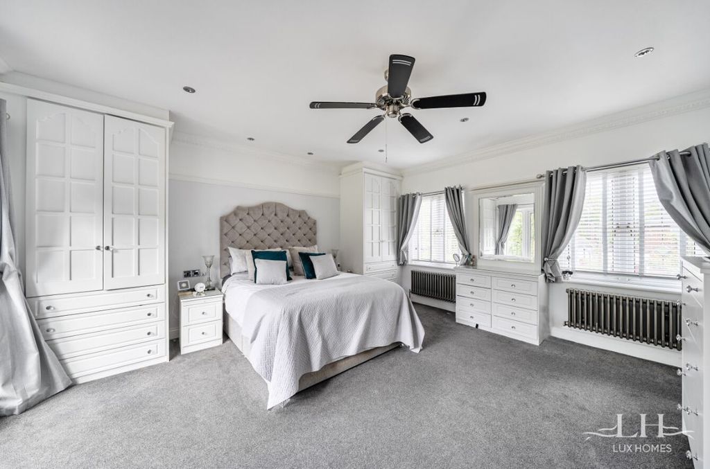 Property photo 3 of 28