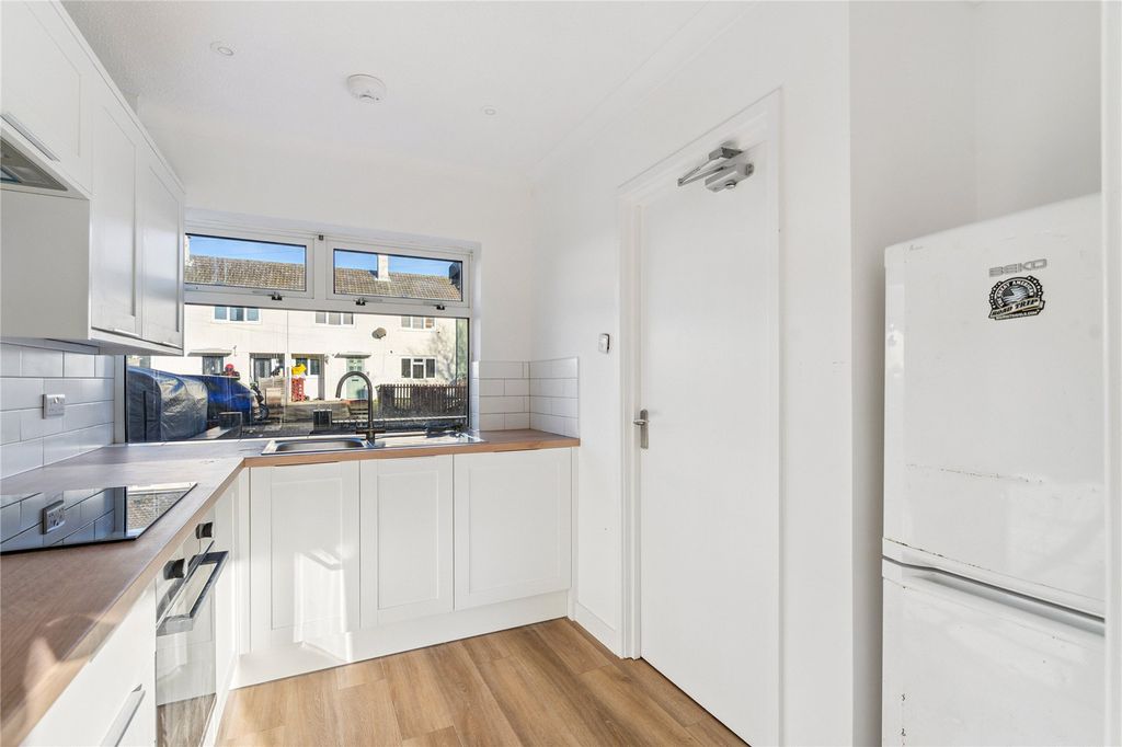 Property photo 3 of 11 Kitchen