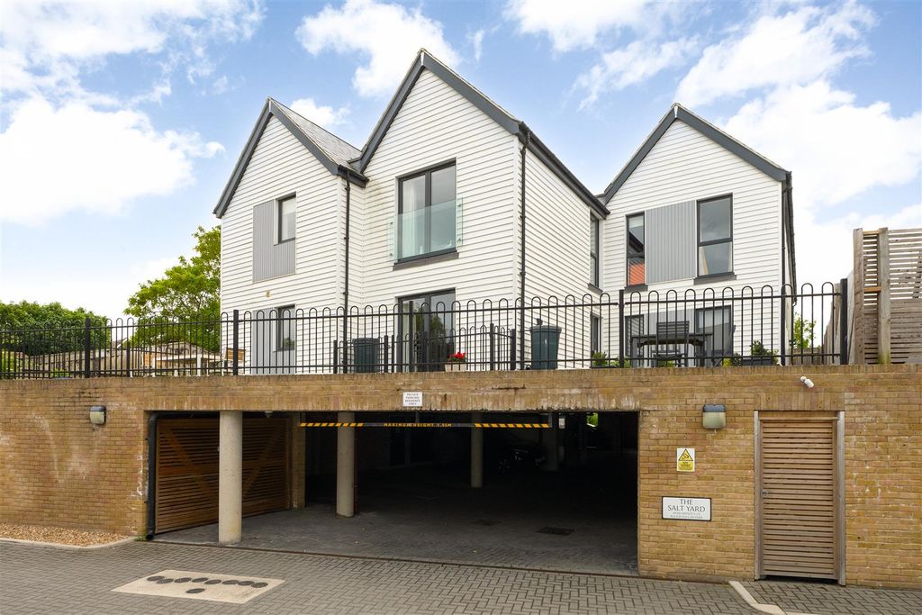 Property photo 1 of 13 Cornwallis Circle, Whitstable