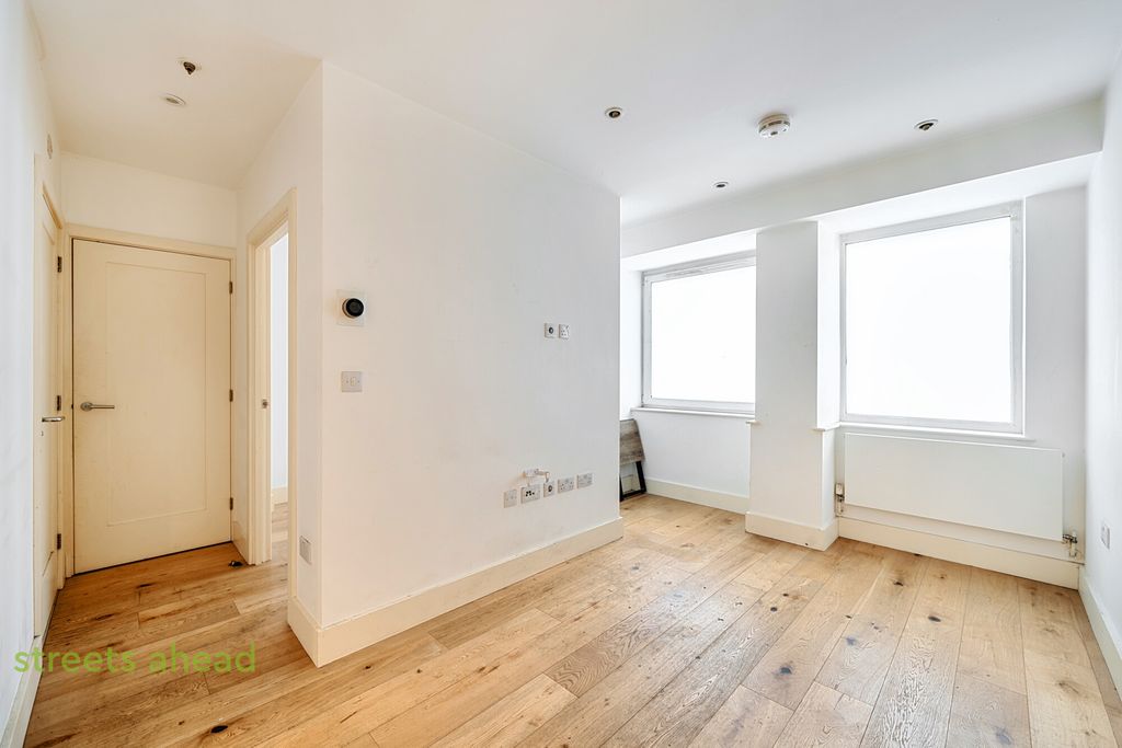 Property photo 2 of 9 d3Bd5925-640c-42A...