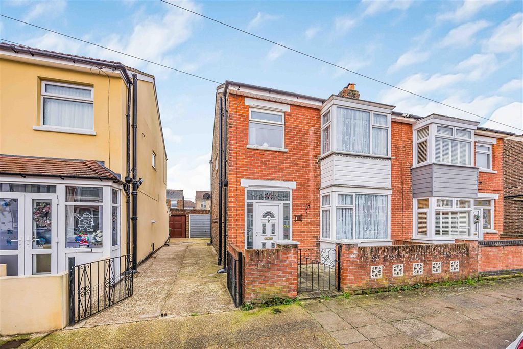 Property photo 1 of 22 17 Madeira Road, Hilsea-Small-Porticomarketing-Sol