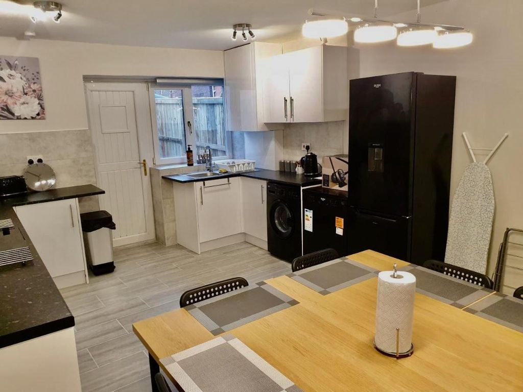 Property photo 3 of 8 Kitchen/Dining