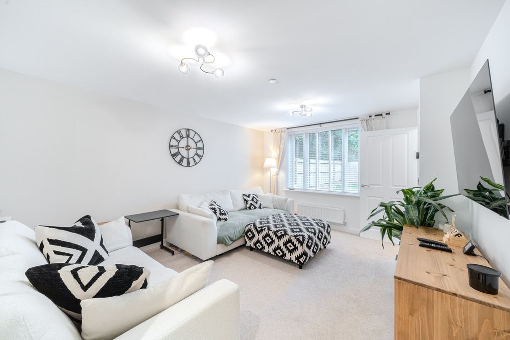 Property photo 3 of 27