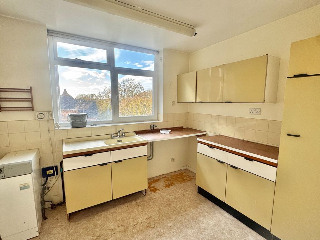 Property photo 3 of 8 Kitchen