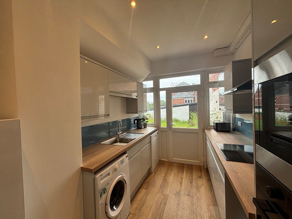 Property photo 3 of 10 Kitchen