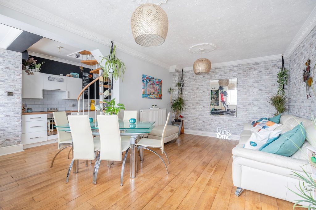 Property photo 3 of 25