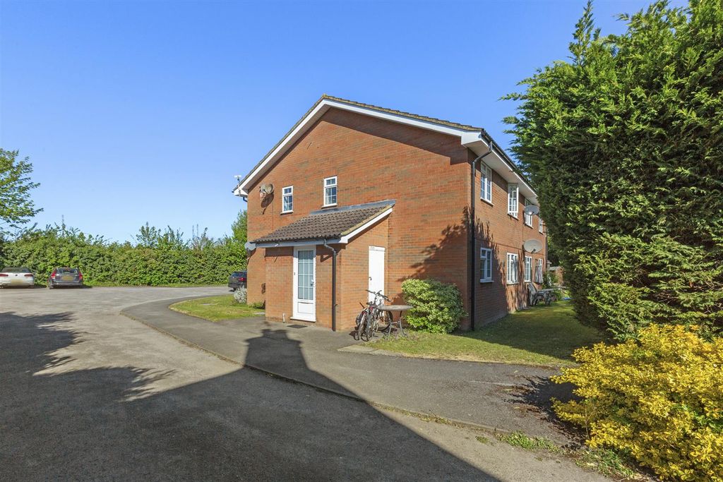 Property photo 1 of 13 2 Firs Court, Summerleys Rd, Hp27 9Dw-11.Jpg