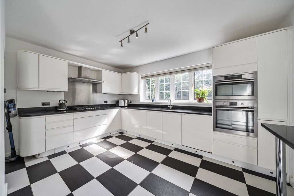 Property photo 3 of 18 1357802-10-68d29F...