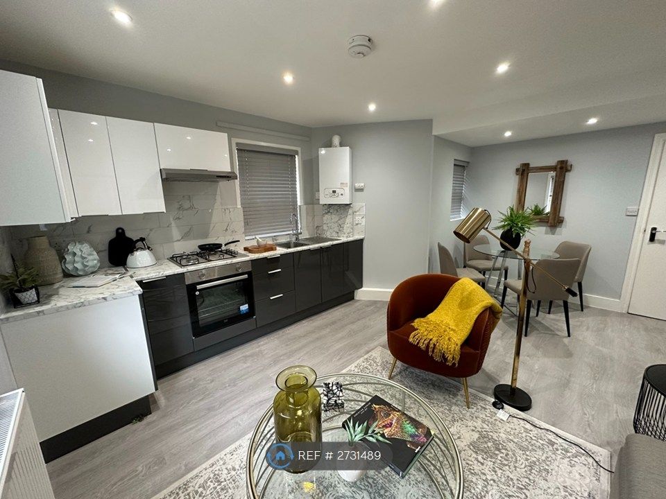 Property photo 3 of 17 Kitchen / Living Room