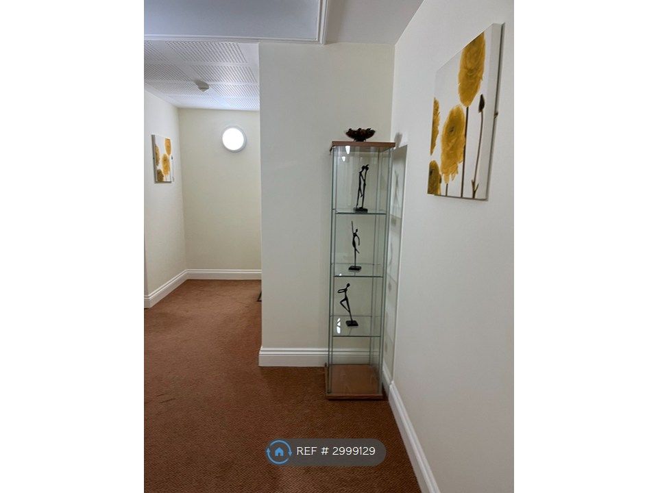 Property photo 2 of 32 Communal Hallway