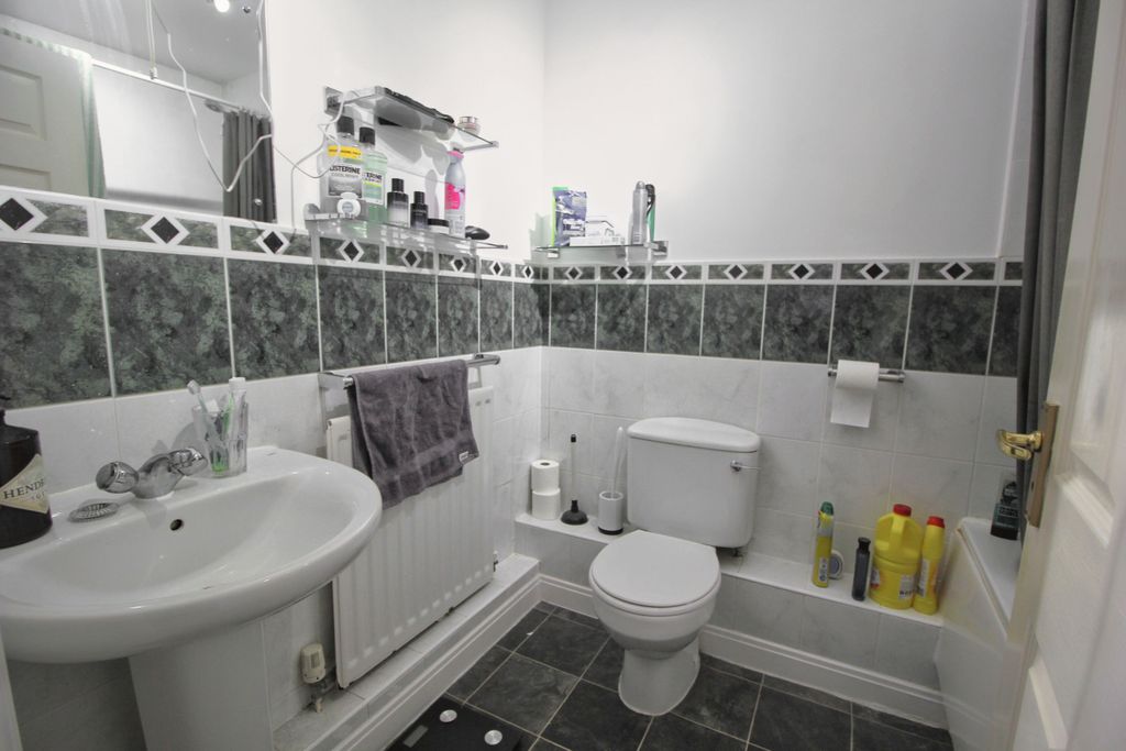 Property photo 3 of 9 Bathroom