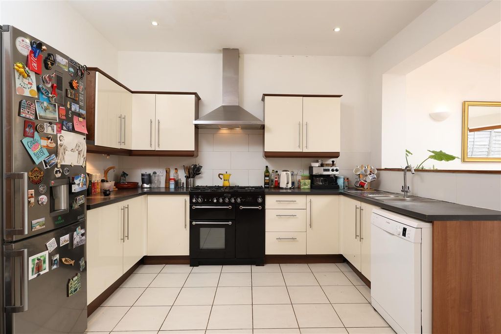 Property photo 2 of 19 1 Raglan Road 9.Jpg