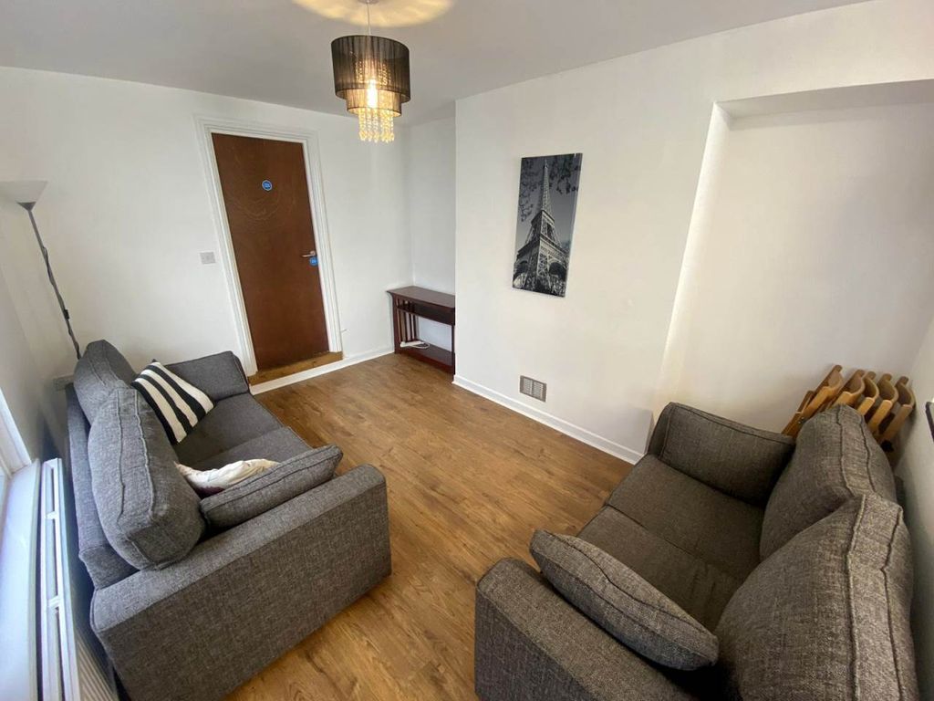 Property photo 2 of 17 Lounge 1