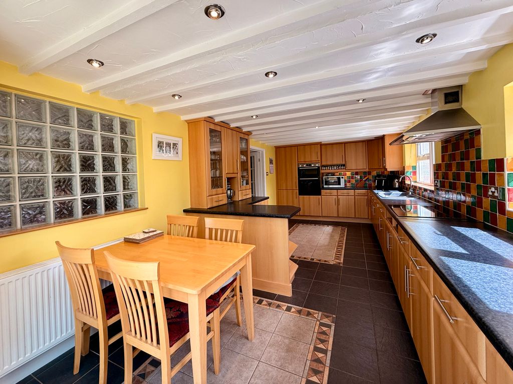 Property photo 3 of 17 Kitchen