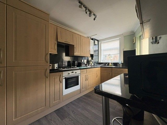 Property photo 2 of 7 Kitchen