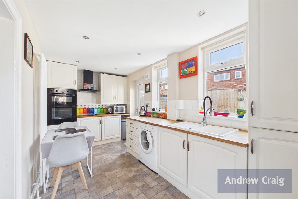 Property photo 3 of 9 Kitchen