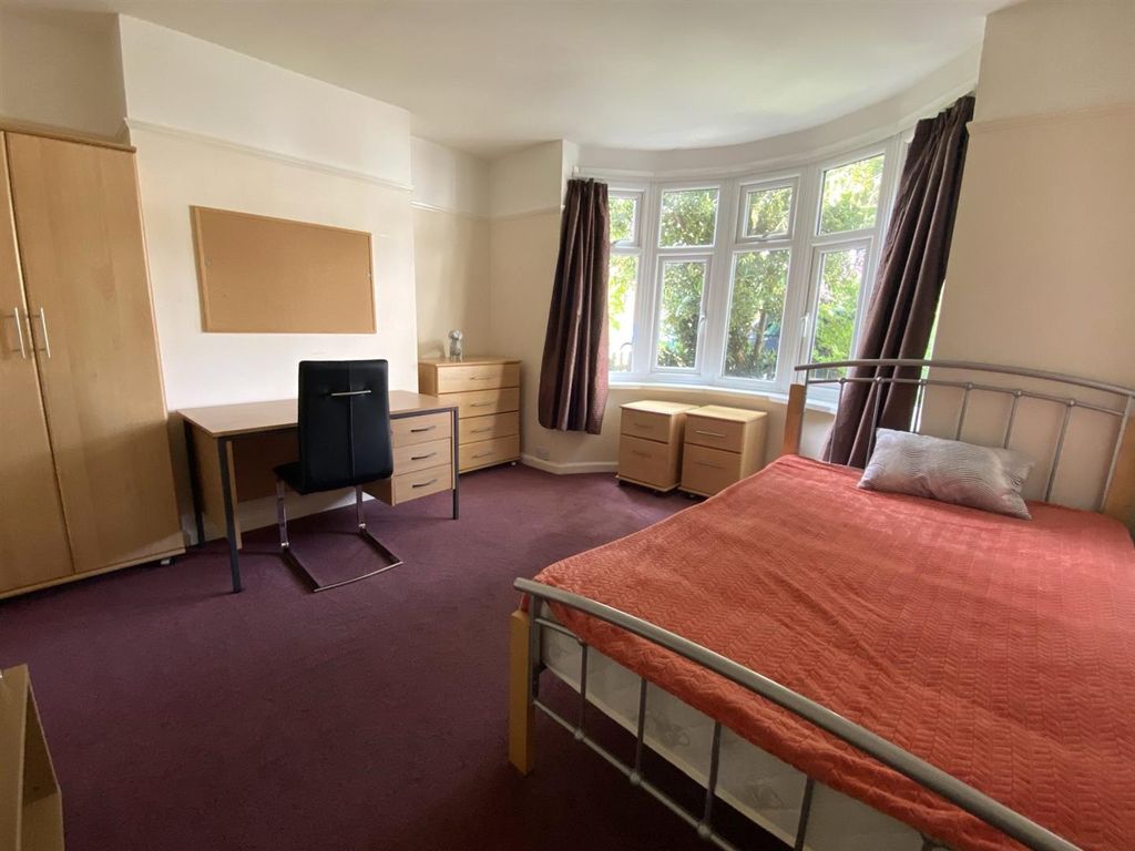 Property photo 3 of 17 Bedroom 1 - 50 Eachard Road.Jpeg