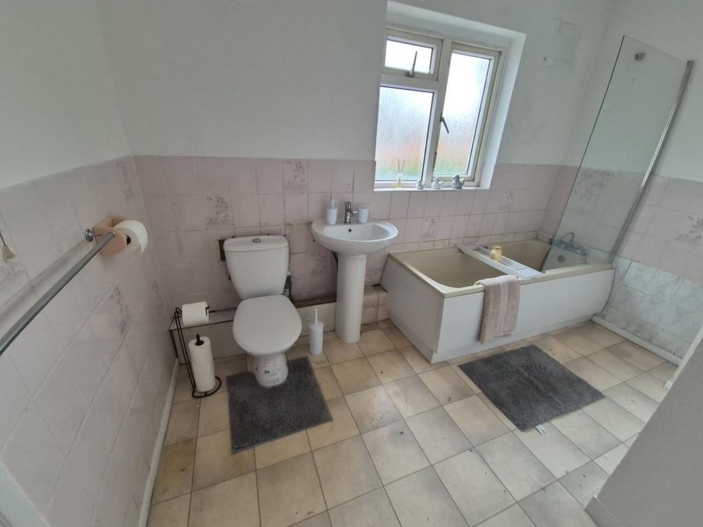 Property photo 1 of 5 Bright, Spacious Bathroom With Bathtub And Shower...