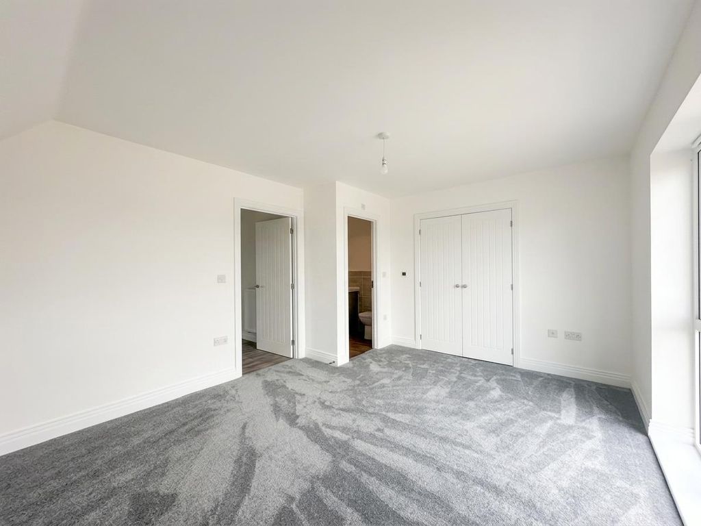 Property photo 2 of 16 Bedroom 1.Jpg