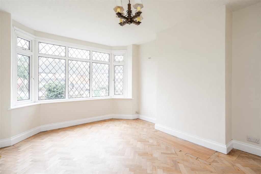 Property photo 2 of 11 38 Ravenscroft Road_5.Jpg