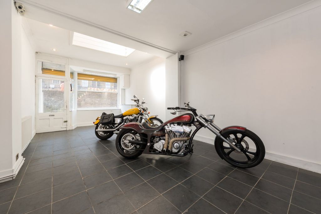 Property photo 3 of 23 Picture No. 02