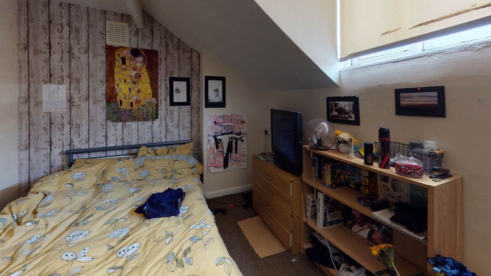 Property photo 2 of 4 A Cozy Bedroom Featuring A Comfortable Double Bed ...