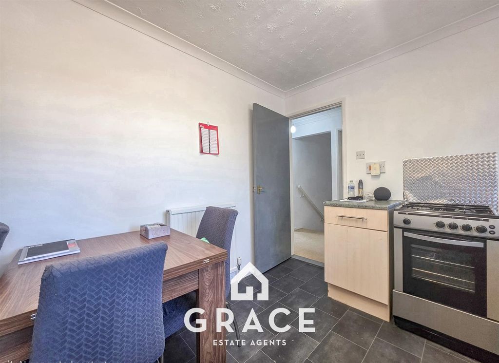 Property photo 3 of 11 Kitchen