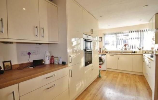 Property photo 2 of 6 Kitchen