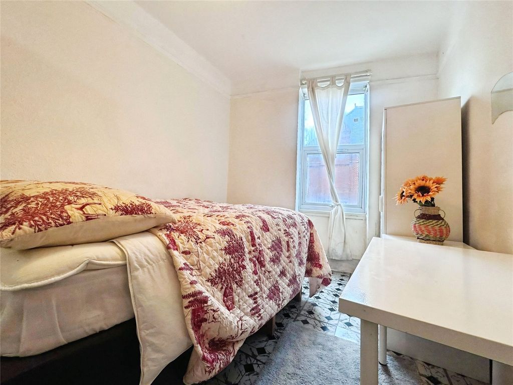 Property photo 2 of 5 Bedroom