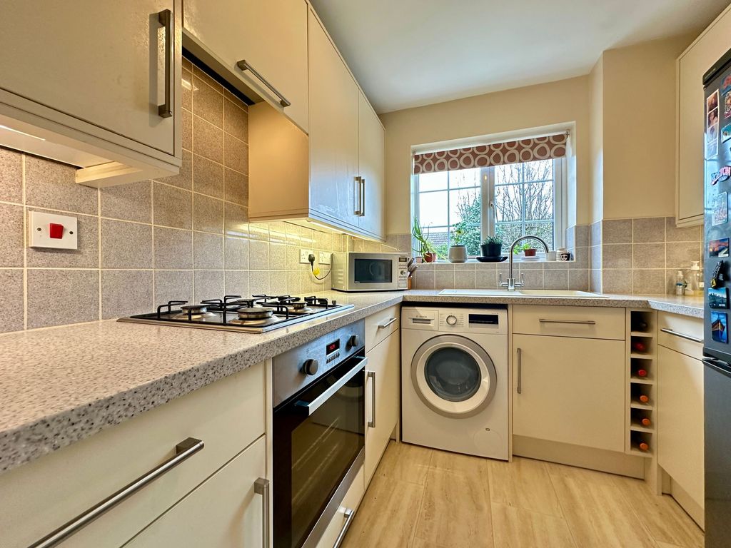 Property photo 3 of 11 Kitchen