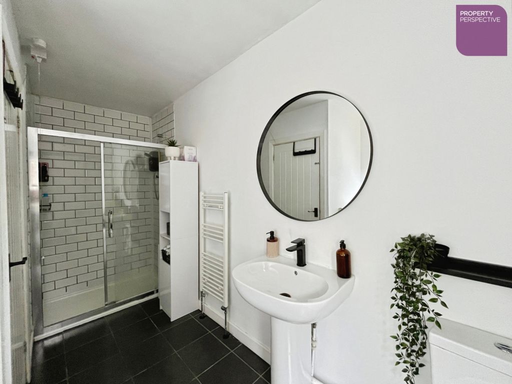 Property photo 2 of 17 Bathroom