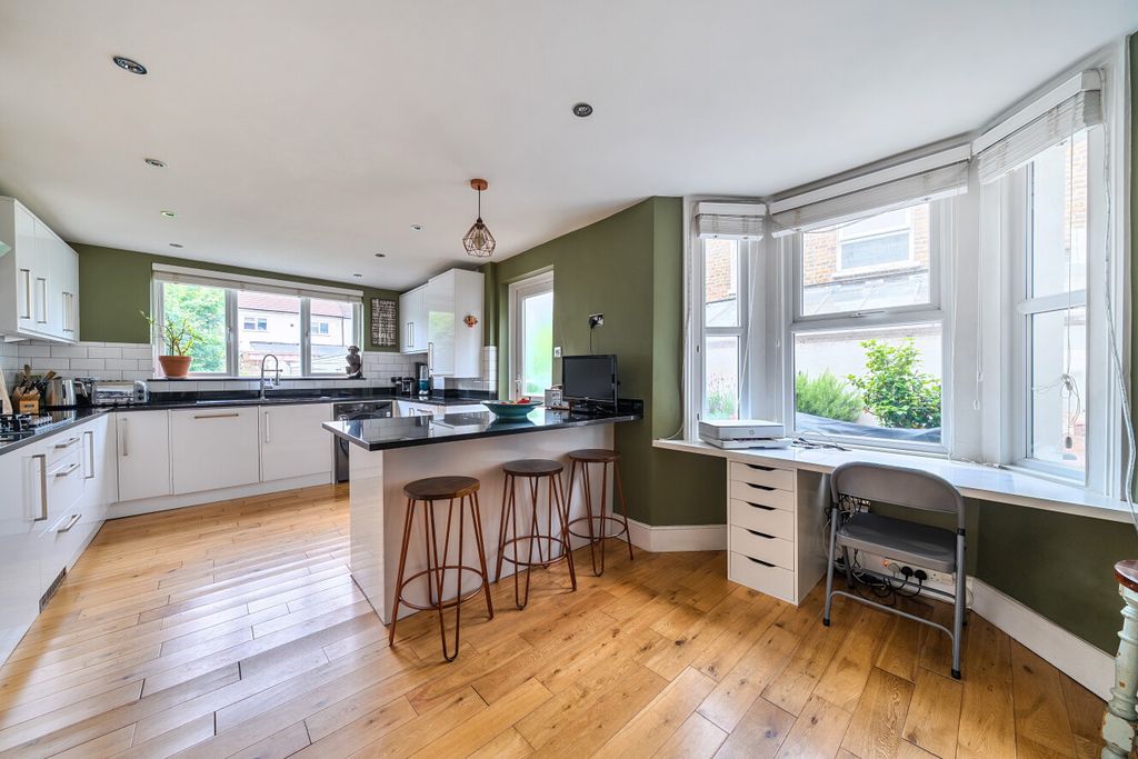 Property photo 2 of 17 1472003-15-6A33Bc...